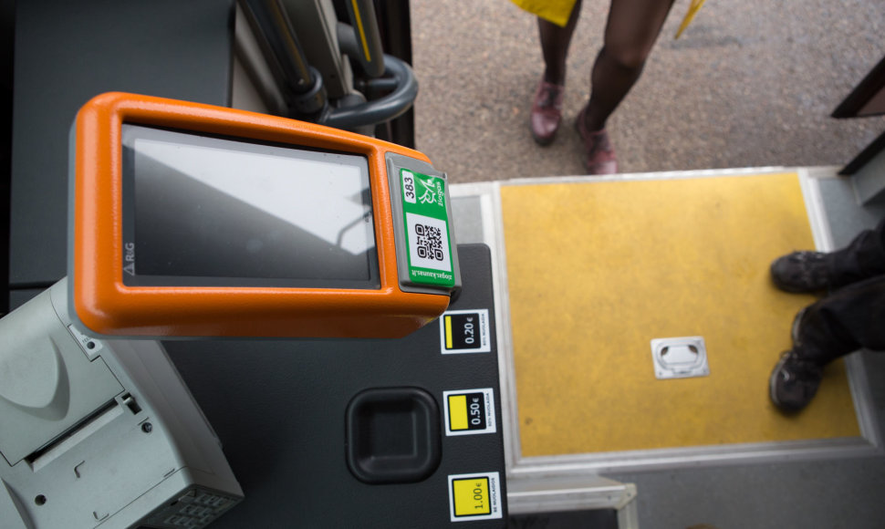 „Kauno autobusai“ priststo naują nuolaidų ženklinimo sistemą skirtą silpnaregiams ir  raidos negalią turintiems keleiviams