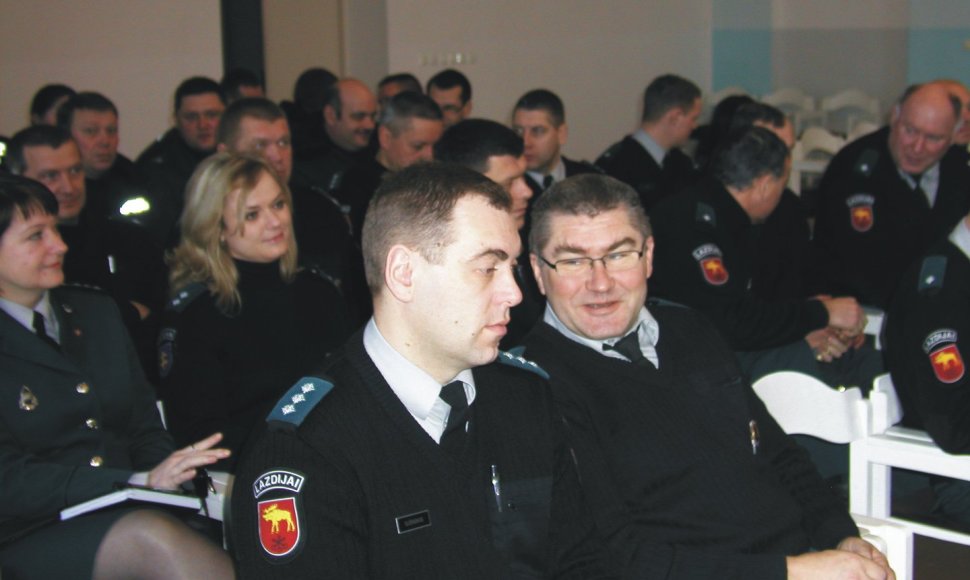 Lazdijų policininkas Vytautas Raškauskas (dešinėje)