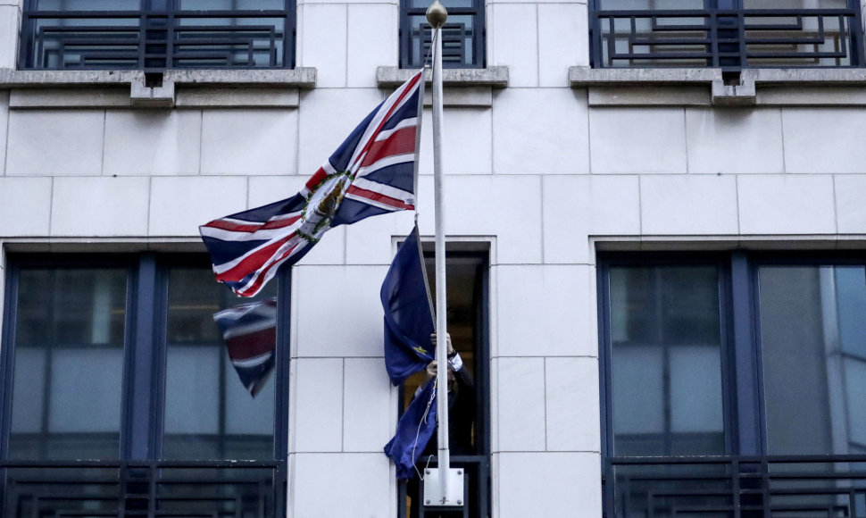 Prie JK misijos būstinės Briuselyje nuleista ES vėliava