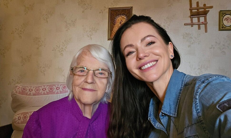 Aistė Pilvelytė su močiute Salomėja