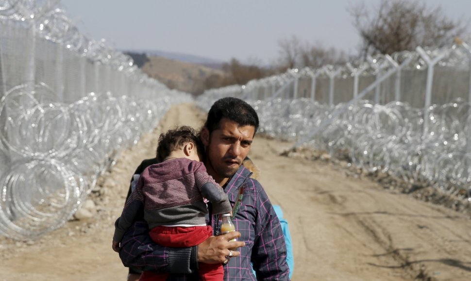 Šimtai migrantų įstrigo Graikijoje dėl Makedonijos teritorijoje pastatytos sienos