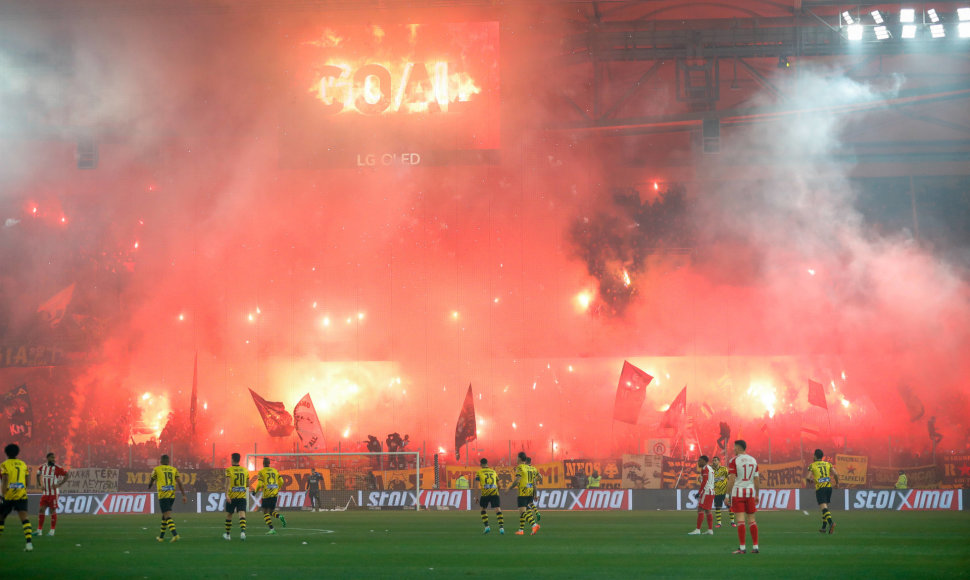 Atėnų AEK sirgaliai Agia Sophia stadione