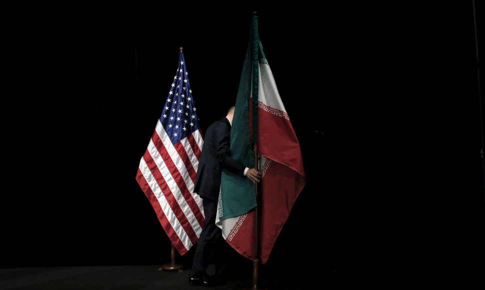 Austrija, 2015 liepos 14 d. Darbininkas nuneša Irano vėliavą nuo scenos, po Irano branduolinės programos derybų