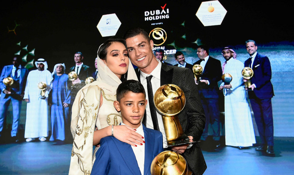 Cristiano Ronaldo su mylimąja Georgina Rodriguez ir sūnumi Cristiano Jaunesniuoju.