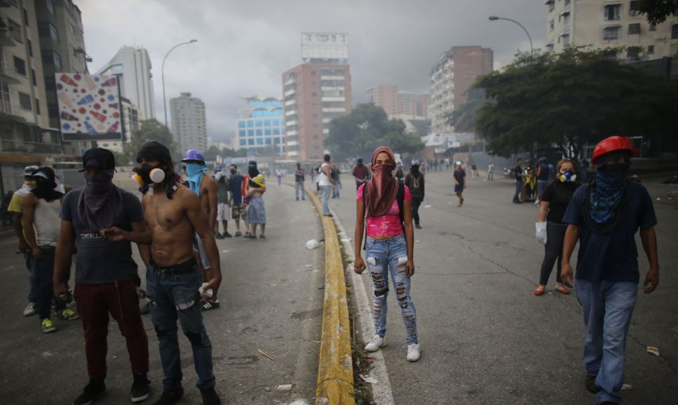 Mažiausiai trys žmonės Venesueloje žuvo opozicijai paskelbus visuotinį streiką
