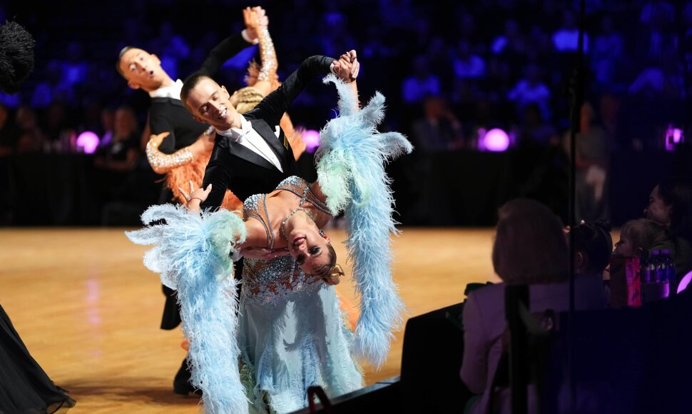 Pasaulio sportinių &scaron;okių federacijos reitingo varžybų suaugusiųjų grupės nugalėtojais standartinių &scaron;okių programoje tapo Simonas Seikauskas ir Liucija Noru&scaron;aitė.
