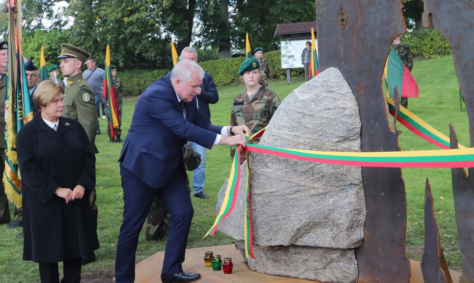 Liubave atidengtas paminklas Juozui Lukšai-Daumantui.