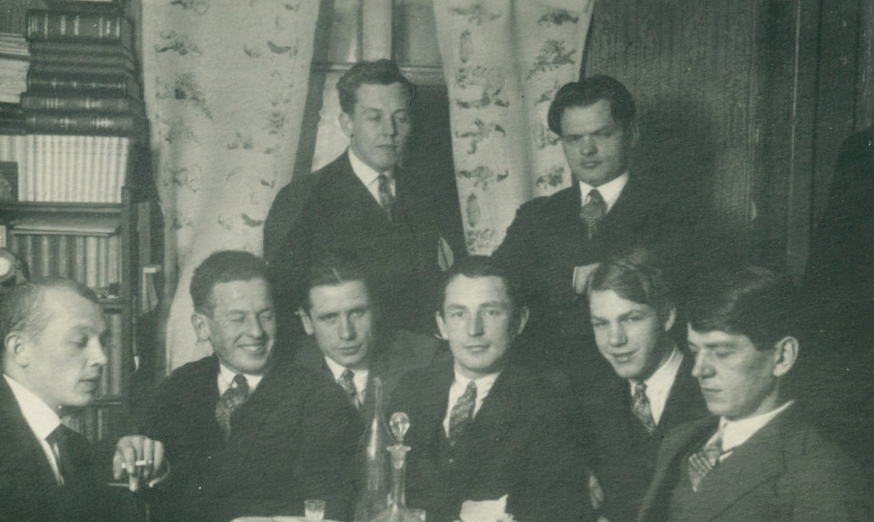 Sėdi iš dešinės į kairę K.Binkis, A. Gerutis, J.Petrėnas, A.Brazlius, T.Tilvytis, Kateiva. Stovi H.Kačinskas, A. Gricius [1926] m.