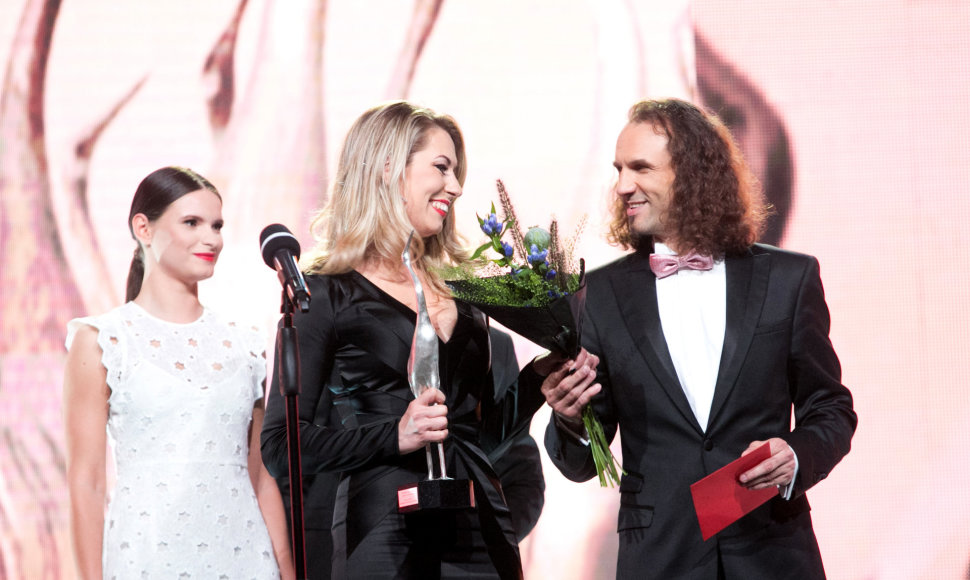 „Sidabrinės gervės“ apdovanojimai 2015 metais, centre – laureatė Giedrė Žickytė