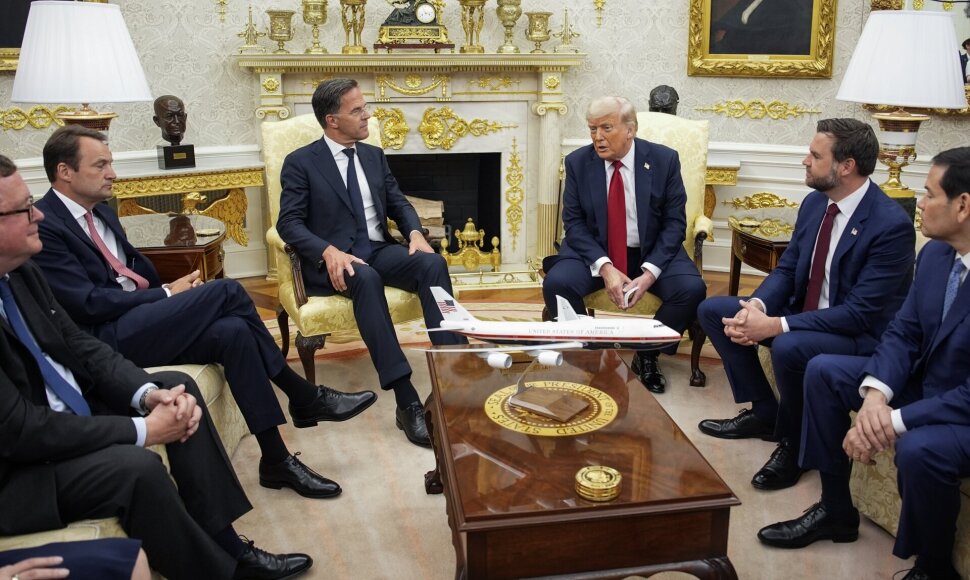 Donaldas Trumpas Ovaliniame kabinete su Marku Rutte ir kitais / Yuri Gripas - Pool via CNP / ZUMAPRESS.com