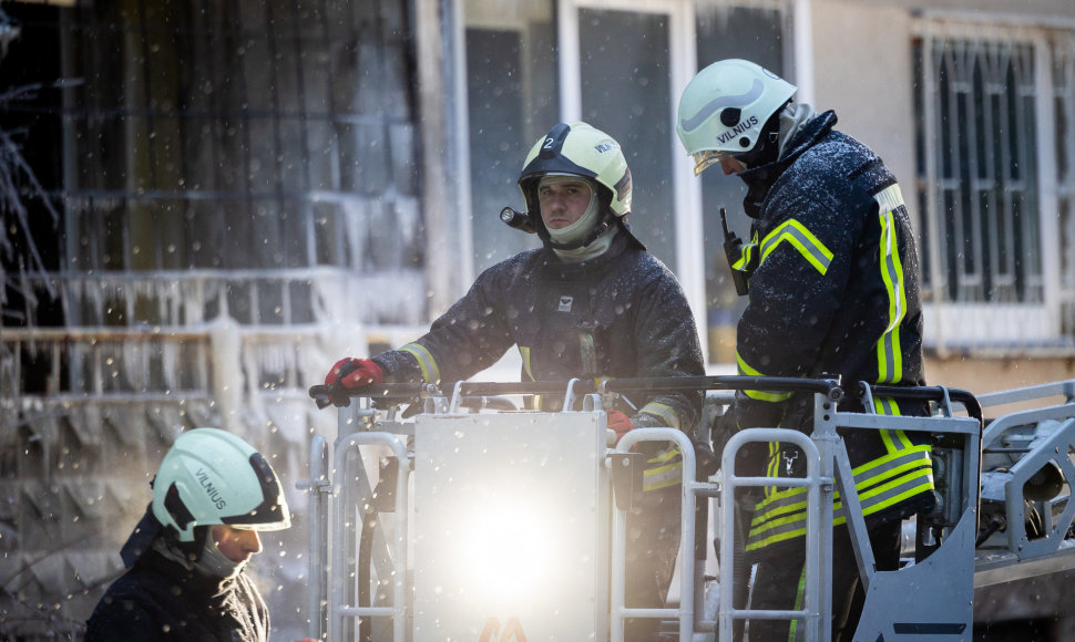 Ugniagesiai bando ištraukti žuvusiųjų kūnus