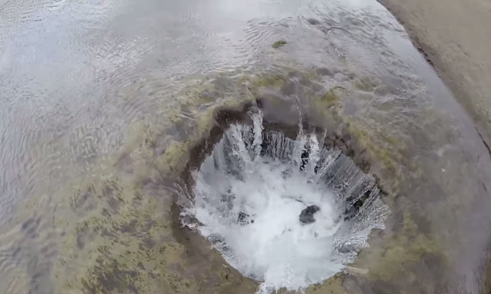 Žiemą JAV ežere „Lost Lake“ prasiveria paslaptinga anga, į kurią teka ežero vanduo