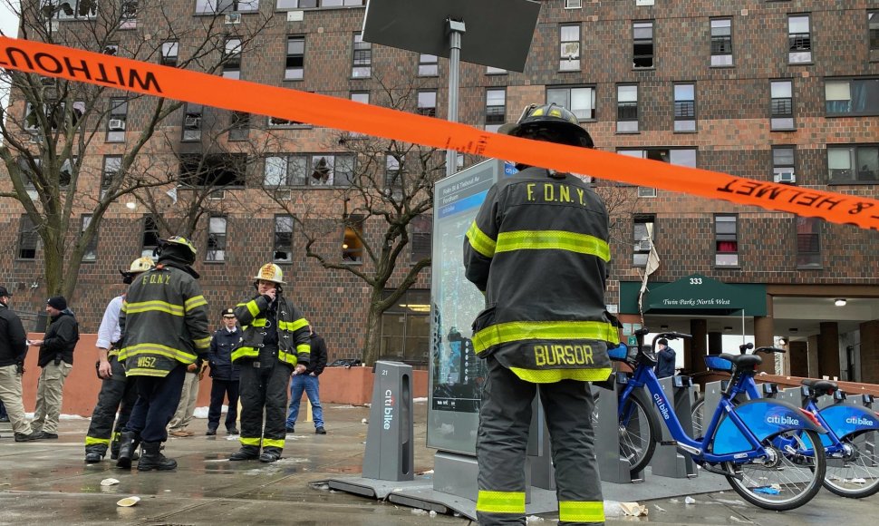 Niujorko ugniagesiai įvykio vietoje