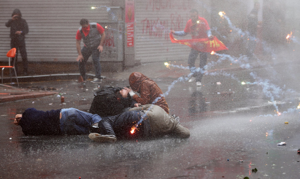 Protestuotojai susirėmė su policija Stambule