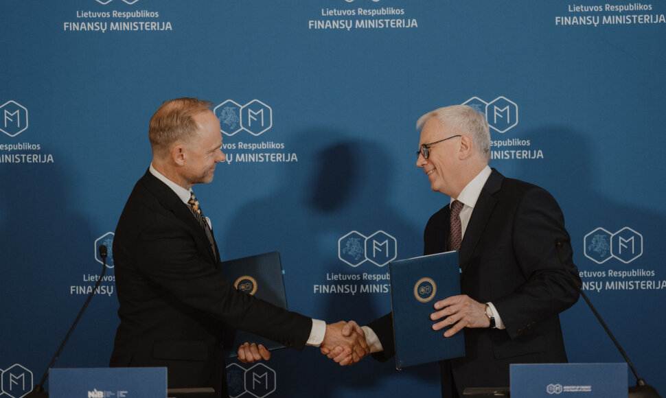 Rimantas &Scaron;adžius su NIB prezidentu ir generaliniu direktoriumi Andr&eacute; K&uuml;&uuml;svek pasira&scaron;ė 400 mln. eurų kredito sutartį.