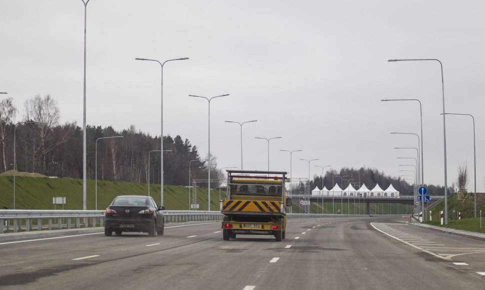 Atidaryta Vilniaus vakarinio aplinkkelio atkarpa iki Pilaitės prospekto.