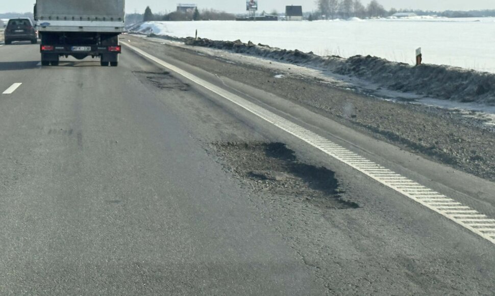 Didžiulės duobės automagistralėje