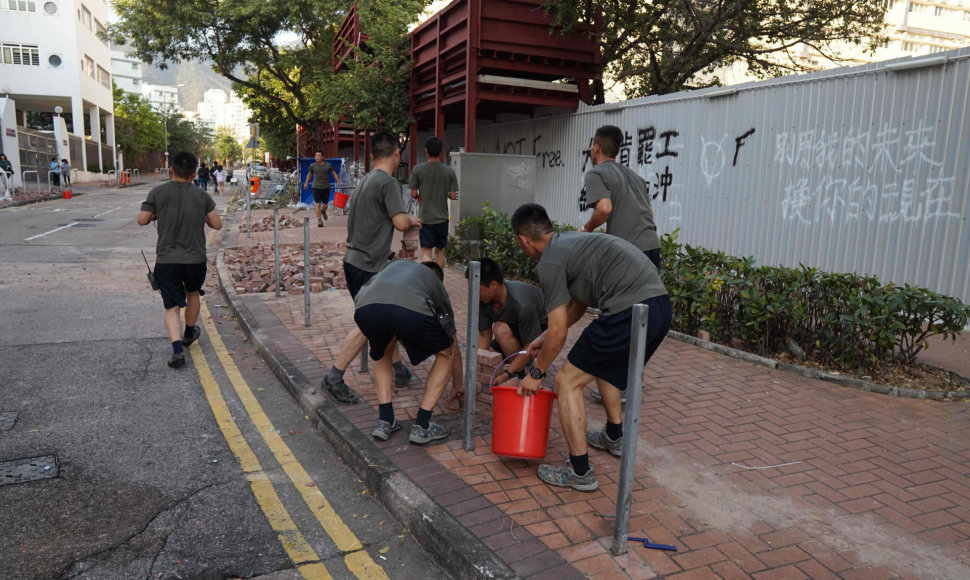 Honkongas po masinių neramumų savaitės pradeda valyti gatves
