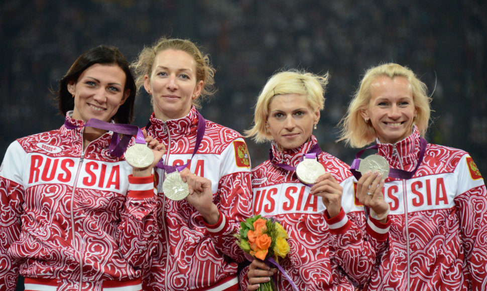 4 po 400 m Pekino žaidynių sidabro medalininkės rusės: Tatjana Firova pirma iš kairės