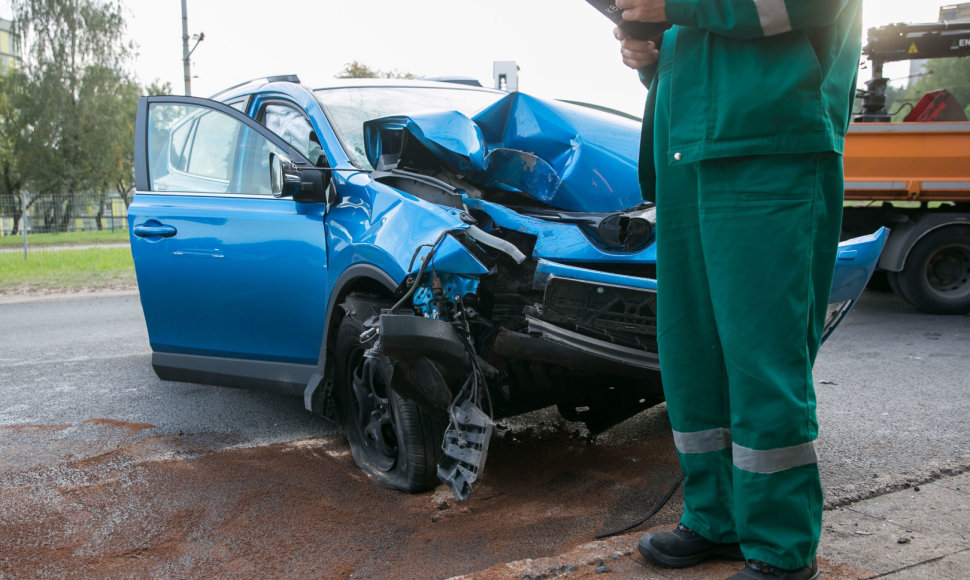 Laisvės prospekte automobilis rėžėsi į apšvietimo stulpą