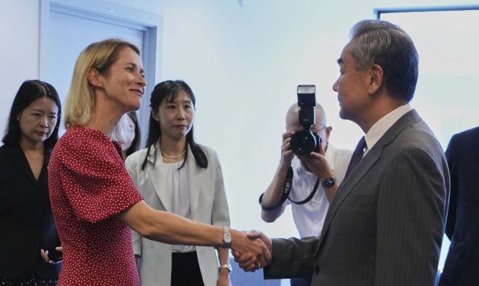 K. Kallas su Wang Yi / Virginia Mayo / AP