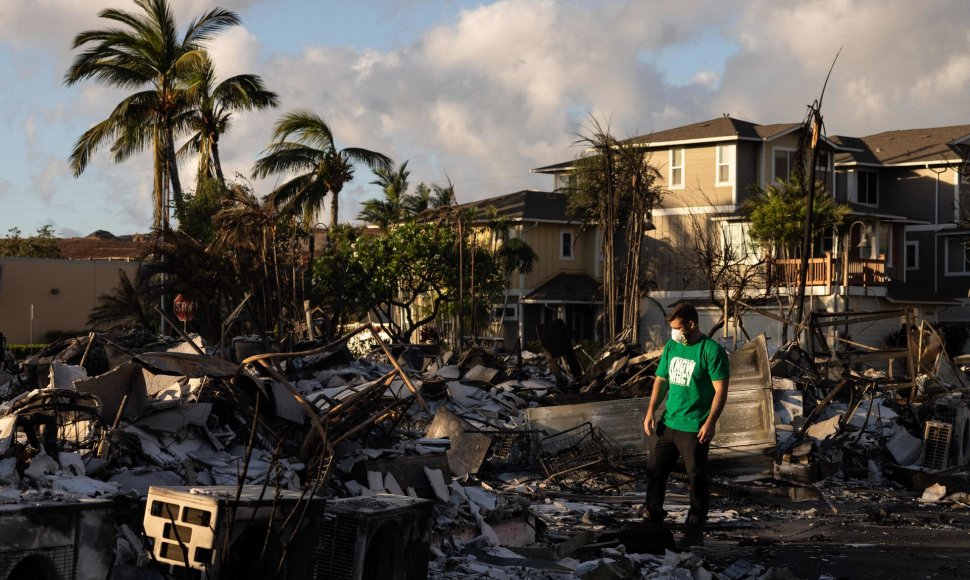 „Mercy Worldwide“ savanoris vertina žalą apanglėjusiam daugiabučių kompleksui po gaisro Lahainoje, vakarų Maui, Havajuose