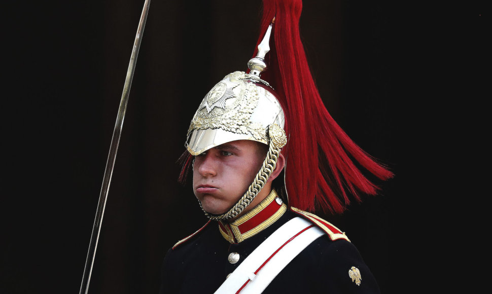 Karalienės sargybinis priverstas su paradine uniforma žygiuoti net sunkiai pakeliamoje kaitroje