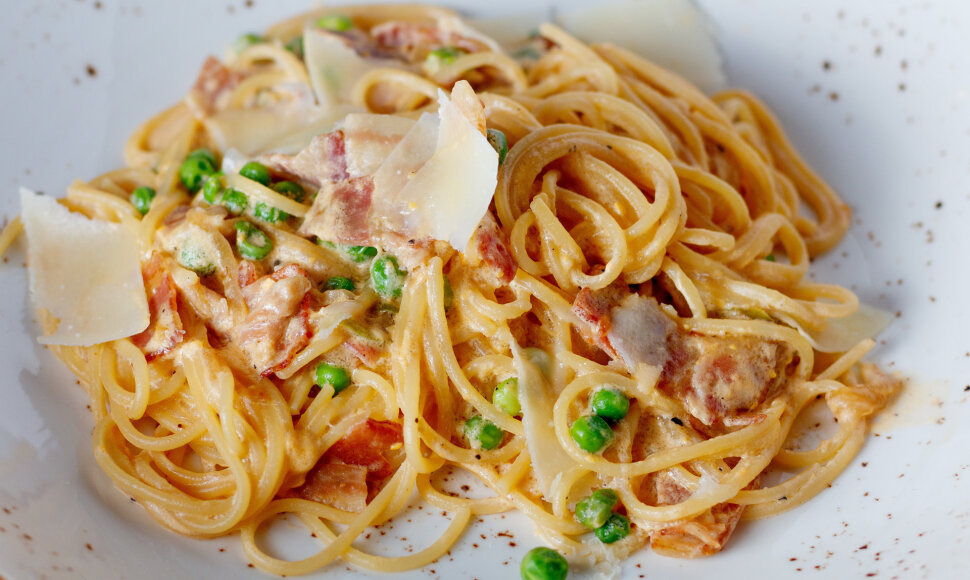 Prosciutto ir žirnelių makaronai