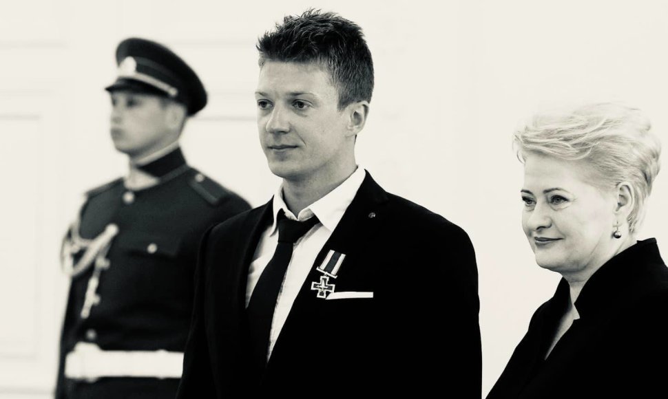  2015 m. prezidentė Dalia Grybauskaitė Tomą Šaparnį apdovanojo Žūvančiųjų gelbėjimo kryžiumi