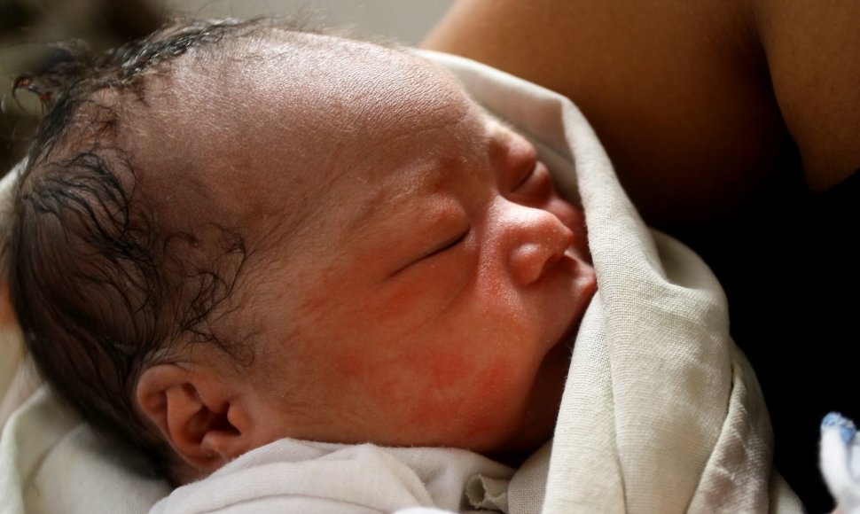 Supertaifūno nuniokotų Filipinų griuvėsiuose gimė „stebuklingas“ kūdikis.
