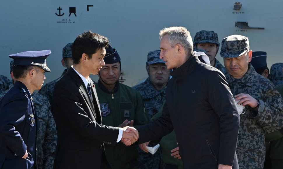NATO generalinis sekretorius Jensas Stoltenbergas ir Japonijos gynybos viceministras Toshiras Inas