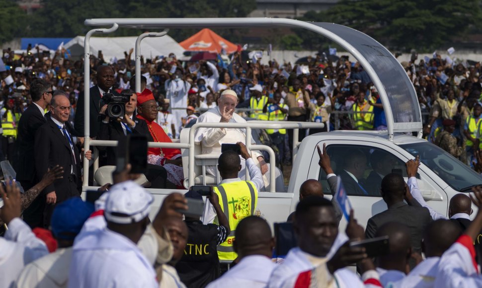 Į popiežiaus Pranciškaus mišias Kongo Demokratinėje Respublikoje susirinko tūkstančiai
