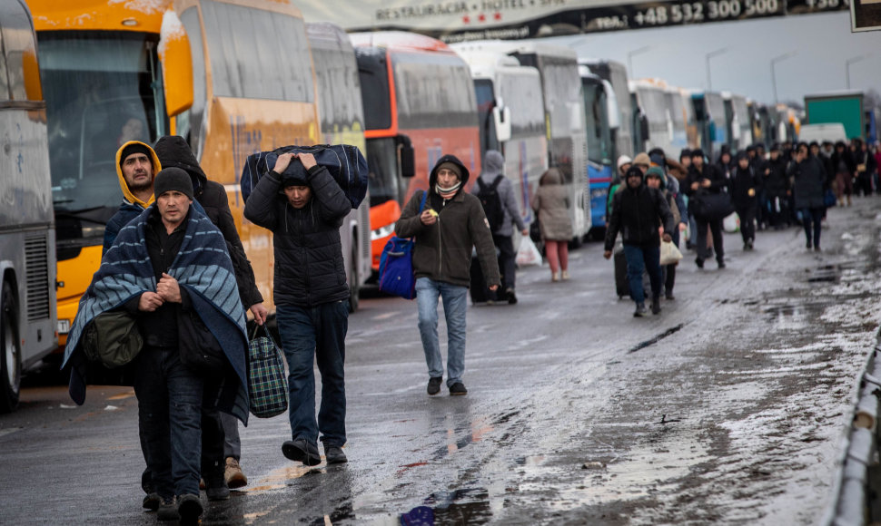 Ukrainos karo pabėgėliai kerta Krakovets sienos perėjimo punktą į Lenkiją