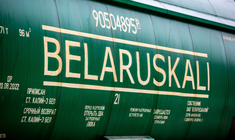 „Belaruskalij“ vagonų sąstatas su trąšų kroviniu Stasylų (Šalčininkų r.) geležinkelio stotyje  