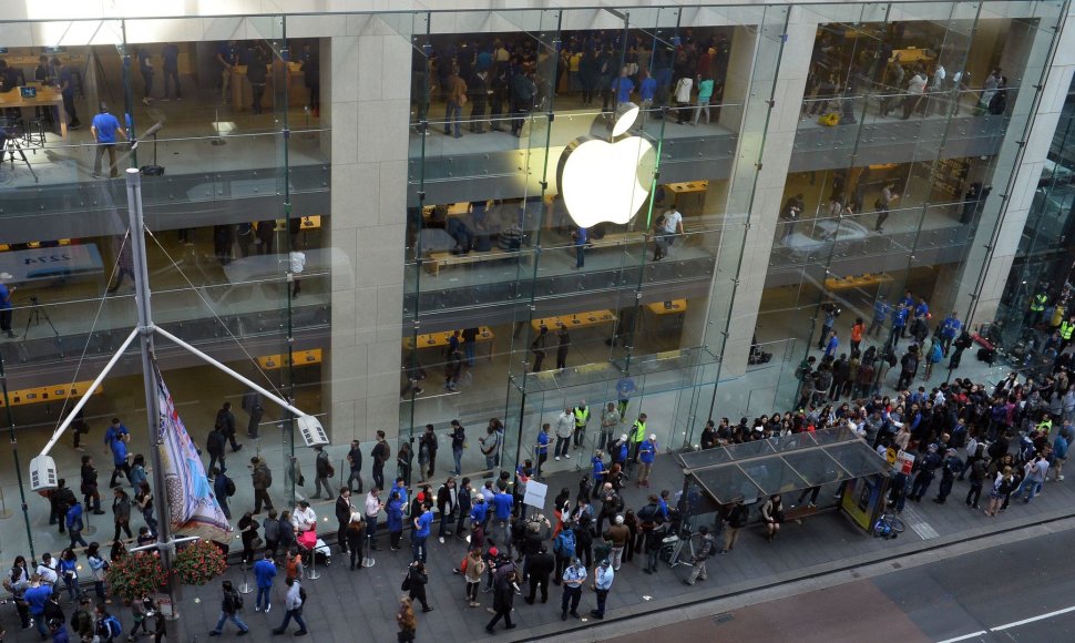 „Apple“ pradėjo prekybą išmaniaisiais telefonais „iPhone 6“ ir „iPhone 6 Plus“