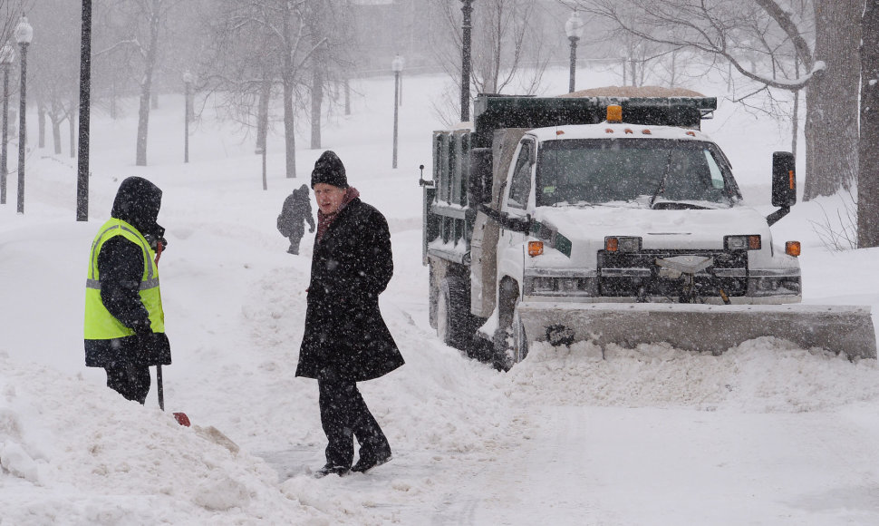 Bostone iškrito rekordinis sniego kiekis. Po pusnis braidžioja Londono meras Borisas Johnsonas