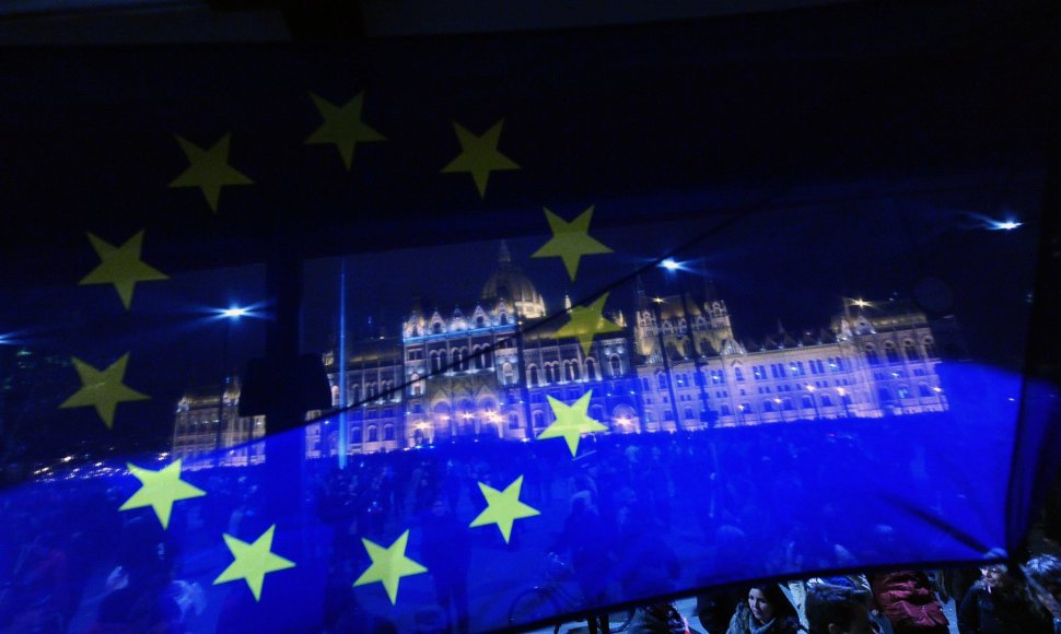 ES vėliava Budapešte priešais Vengrijos parlamento pastatą