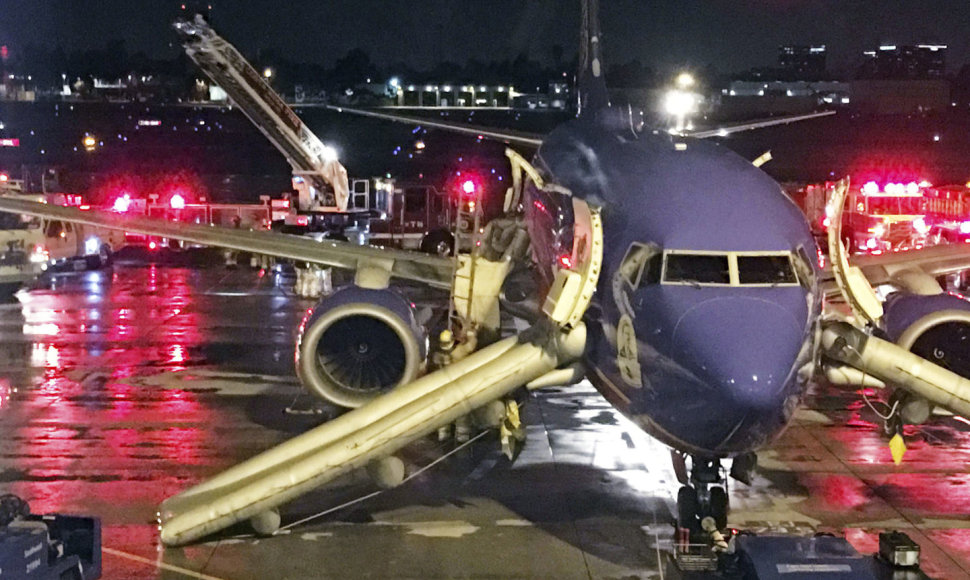 Iš skubiai nusileidusio „Southwest Airlines“ lėktuvo keleiviai turėjo šokti nuo sparno