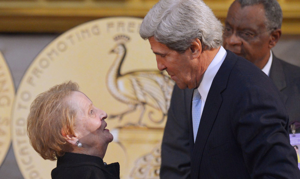 Madeleine Albright ir Johnas Kerry.