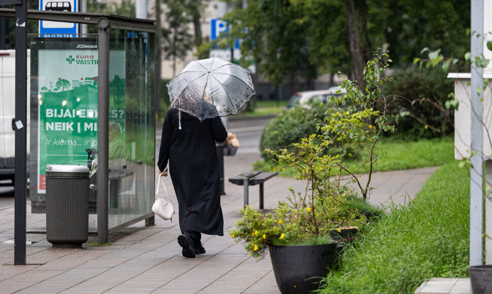 &Scaron;iandien i&scaron;eiti i&scaron; namų be skėčio nerekomenduojama
