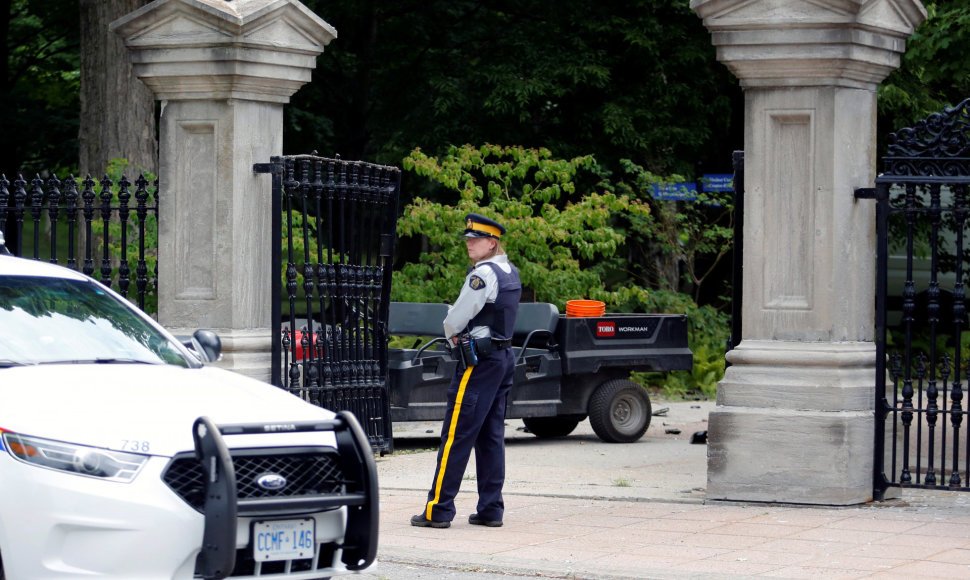 Policija prie Rido rūmų teritorijos vartų