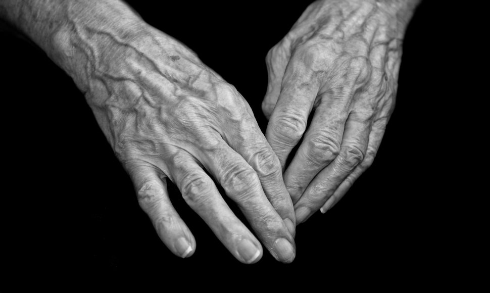 Seno žmogaus rankos