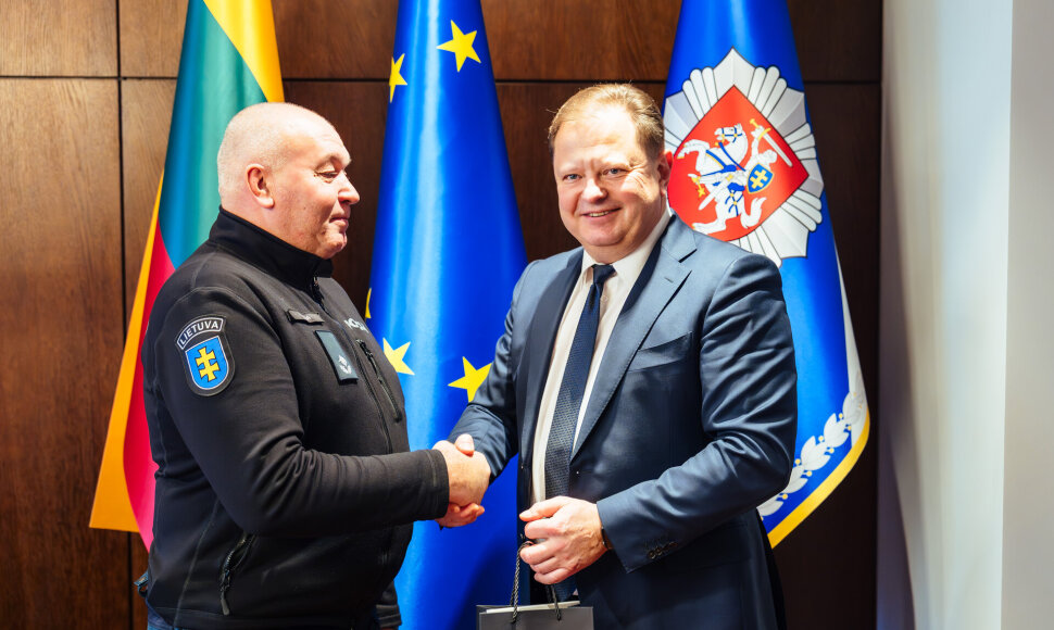 Padėkos įteikimo policijos darbuotojams akimirka