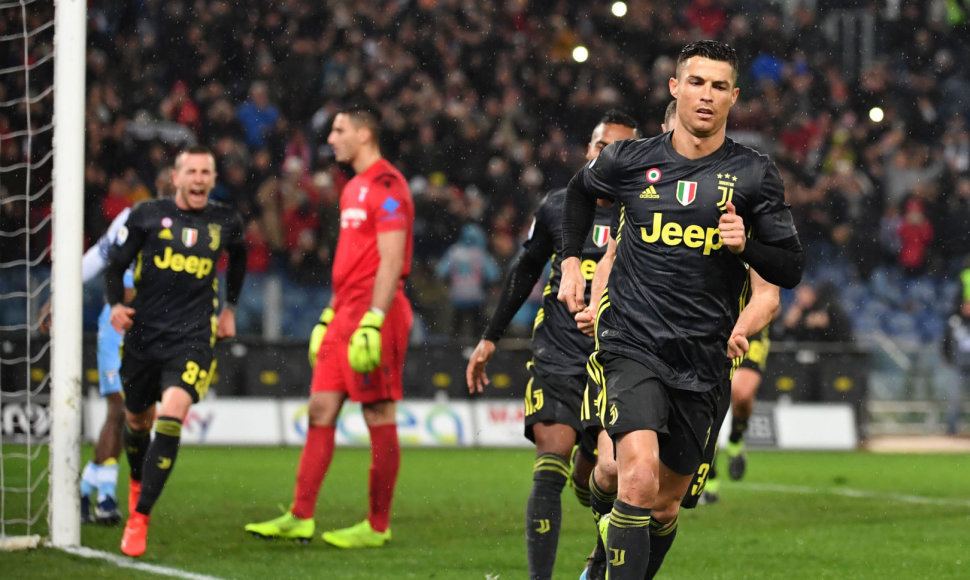 Cristiano Ronaldo 11 metrų baudiniu išplėšė pergalę 2:1 „Juventus“ komandai.