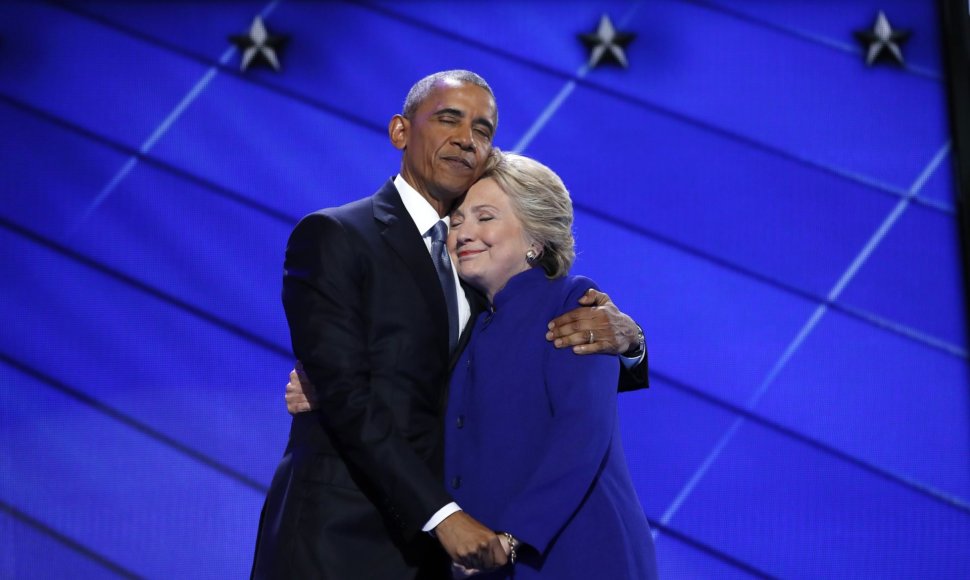 Baracko Obamos ir Hillary Clinton apsikabinimas Filadelfijoje