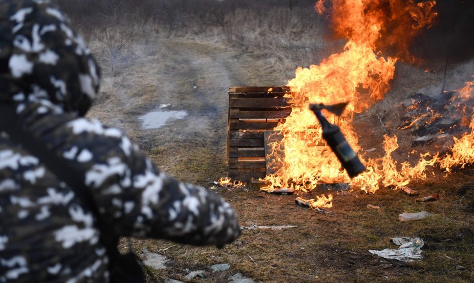 Vyras meta Molotovo kokteilį / DANIEL LEAL / AFP