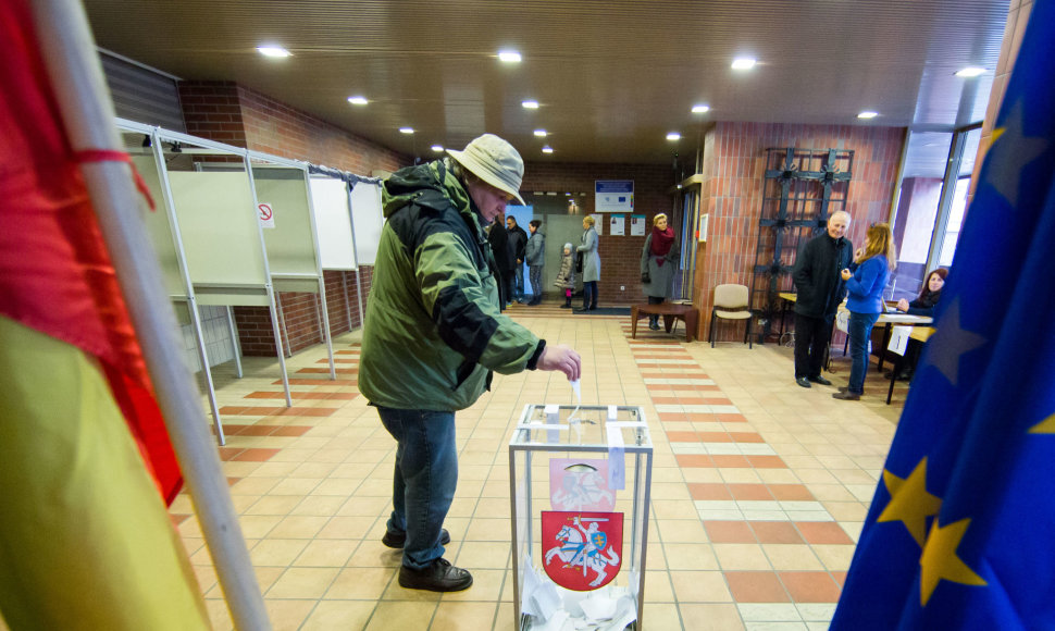 Piliečiai balsuoja antrajame Seimo rinkimų ture