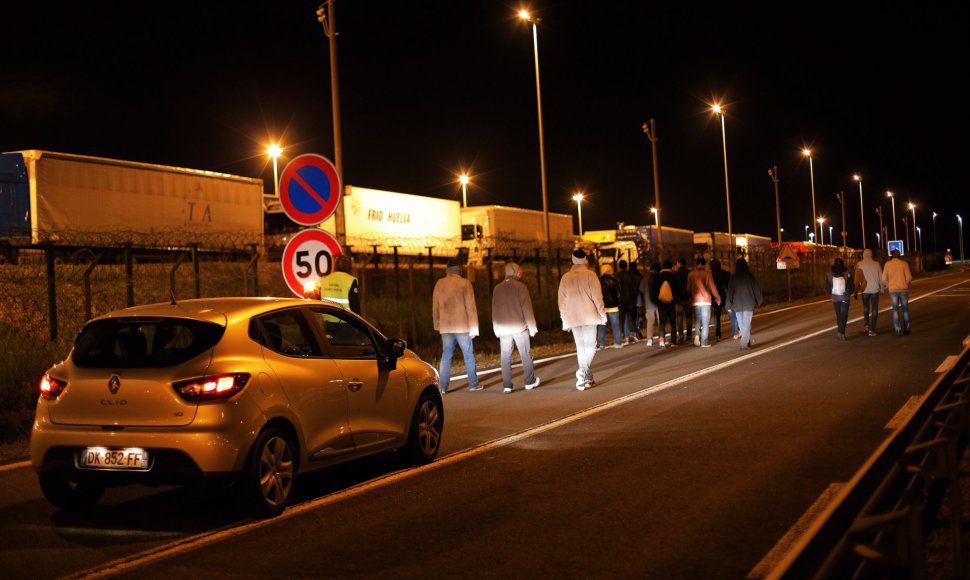 Migrantai Prancūzijoje keliauja link Lamanšo tunelio