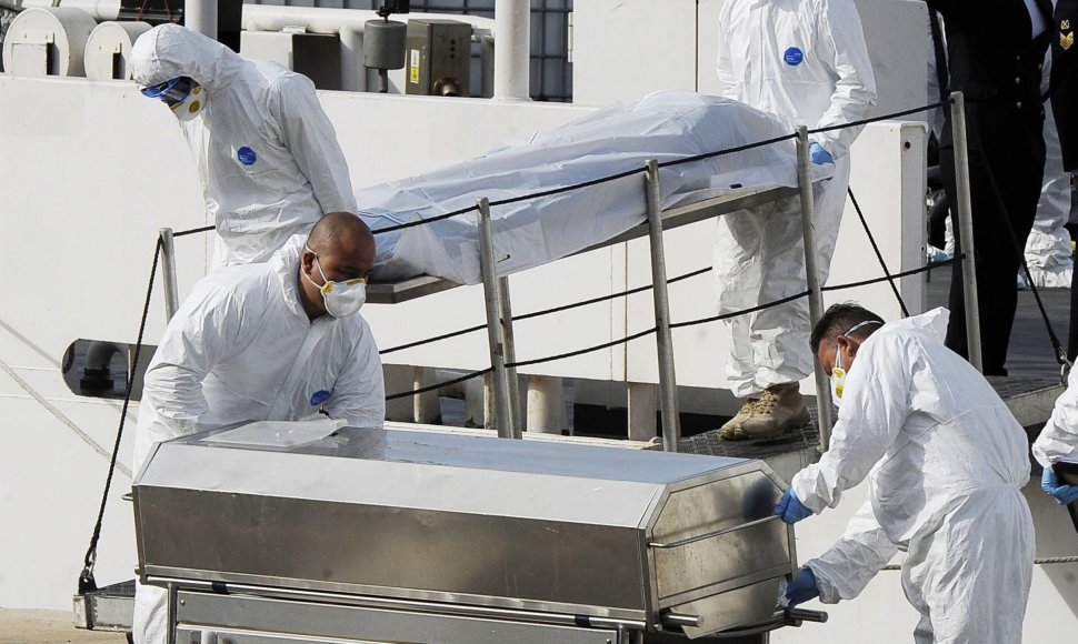 Italijoje iš laivo nešamas žuvęs migrantas