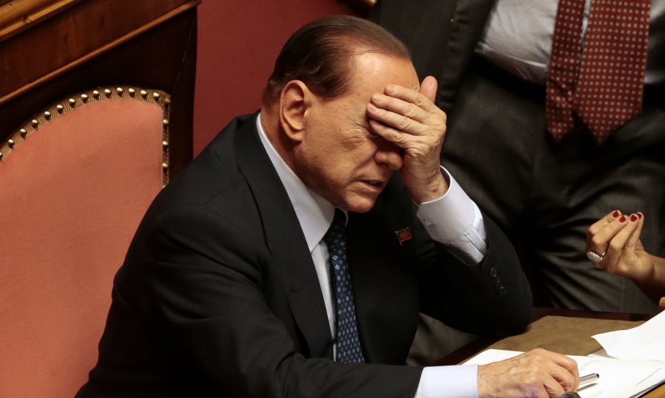 Milijardierius Silvio Berlusconi nuomonę dėl vyriausybės pakeitė paskutinę akimirką